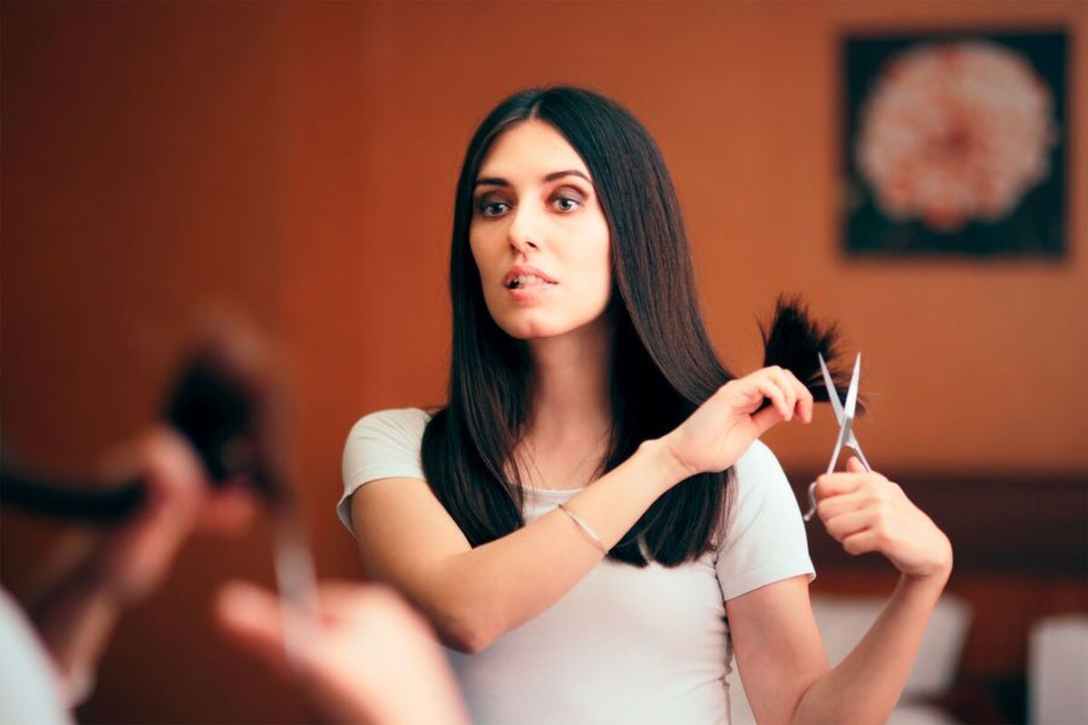 یک آرایشگر تفاوت بین مدل موی لایه لایه و مدل موی آبشاری را توضیح می‌دهد