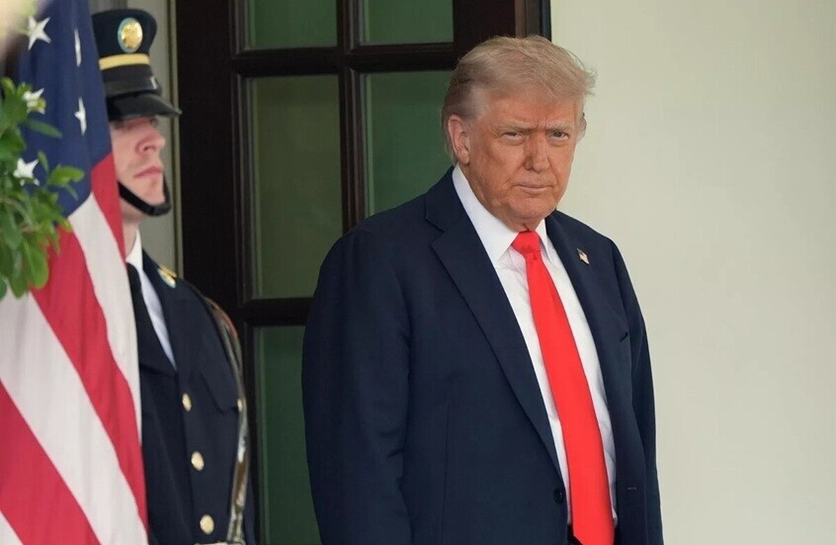 مشاوران ترامپ در حال بررسی تغییر تمرکز او به سیاست داخلی برای مقابله با چالش‌های اقتصادی هستند