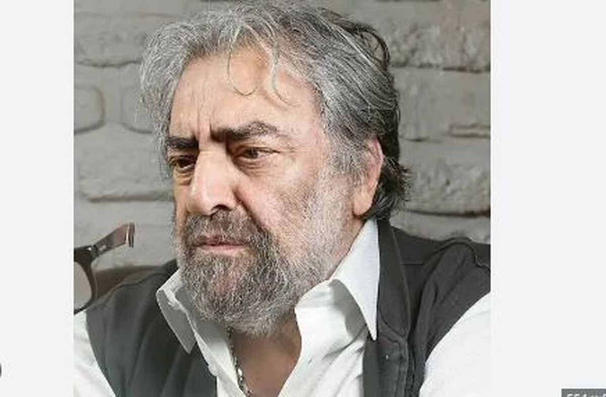 مسعود کیمیایی در حال مرتب کردن مو‌های بازیگر فیلم «تیغ و ابریشم» در پشت صحنه!