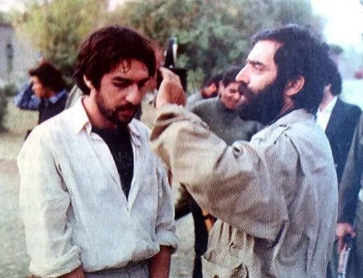 مسعود کیمیایی در حال مرتب کردن مو‌های بازیگر فیلم «تیغ و ابریشم» در پشت صحنه!