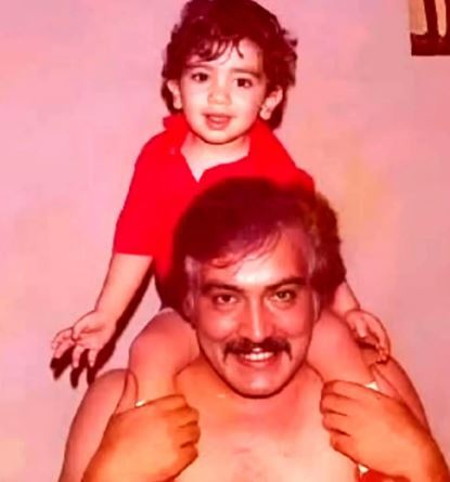 تصویری از بازی منوچهر وثوق با فرزندش در کودکی