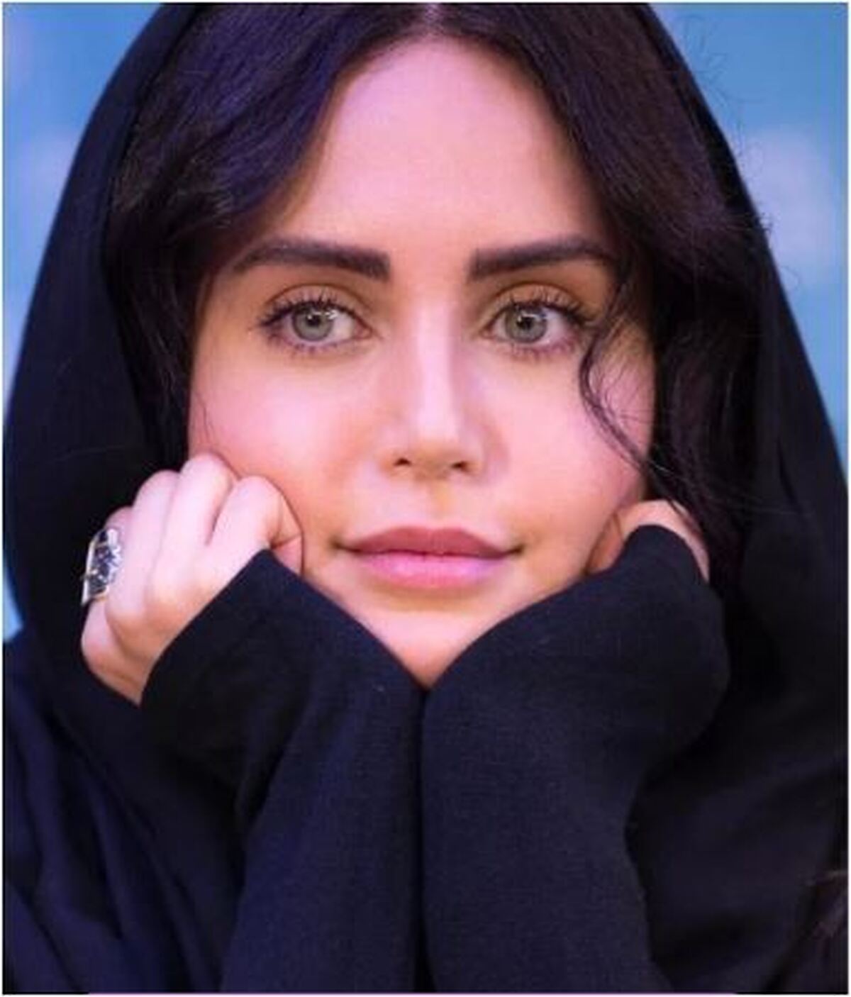 پرتره هنرمندانه الناز شاکردوست بین انبوهی از گل‌های خوشبو و زیبا