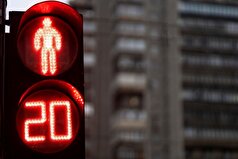 فیزیکدانان وجه اشتراک اصطکاک و چراغ قرمز راهنمایی را توضیح داده‌اند