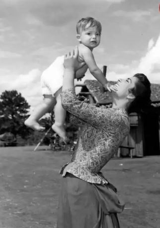 ایرنه پاپاس در حال بازی کردن با یک کودک شکار شد! +عکس