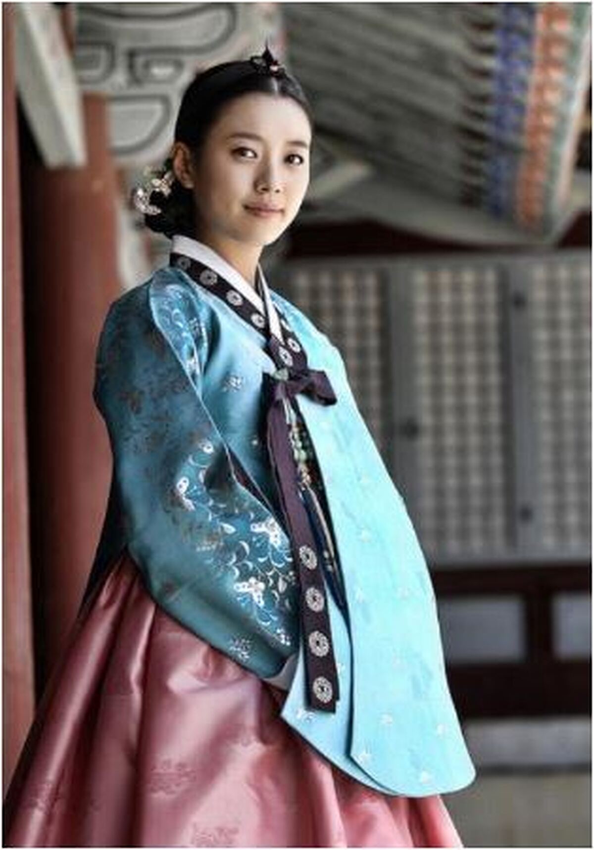 عکس بامزه بانو دونگی با استایل عجیب در پشت صحنه سریال معروفش