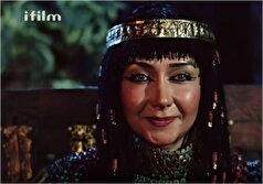 تصویری کمتر دیده شده از سورپرایز جشن تولد کتایون ریاحی در پشت صحنه «پدر سالار»