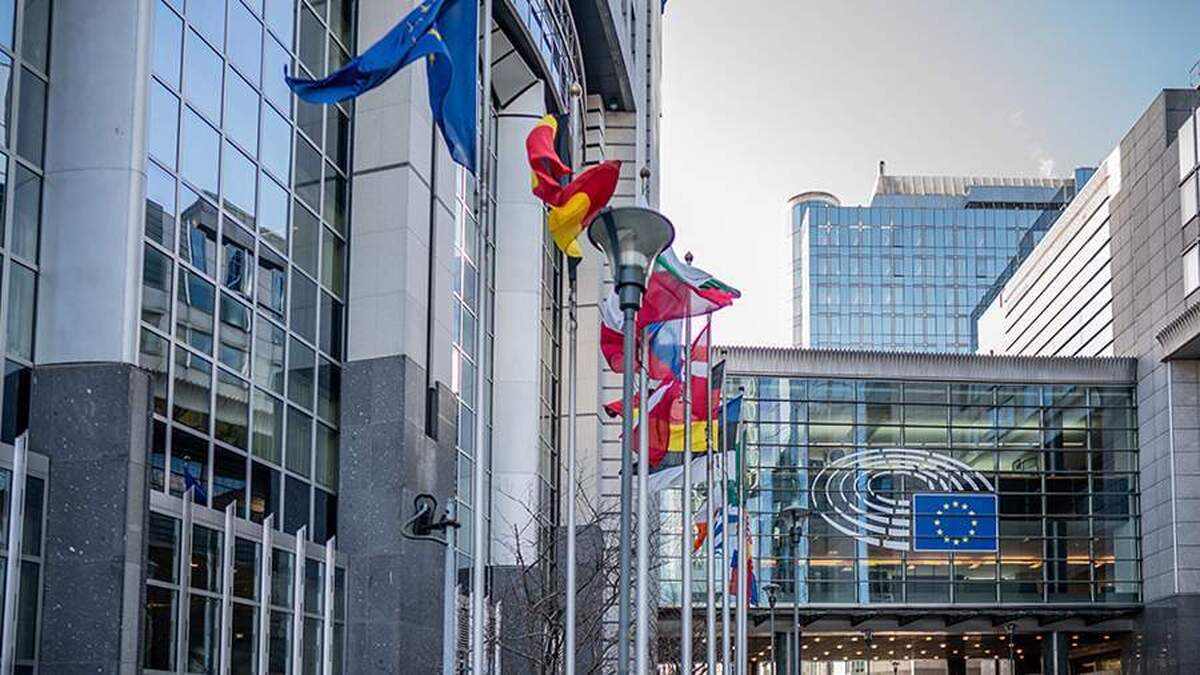 یک دانشمند علوم سیاسی به اختلاف فزاینده در اتحادیه اروپا به دلیل تعویق تحریم‌های ایالات متحده علیه مجارستان اشاره کرد.