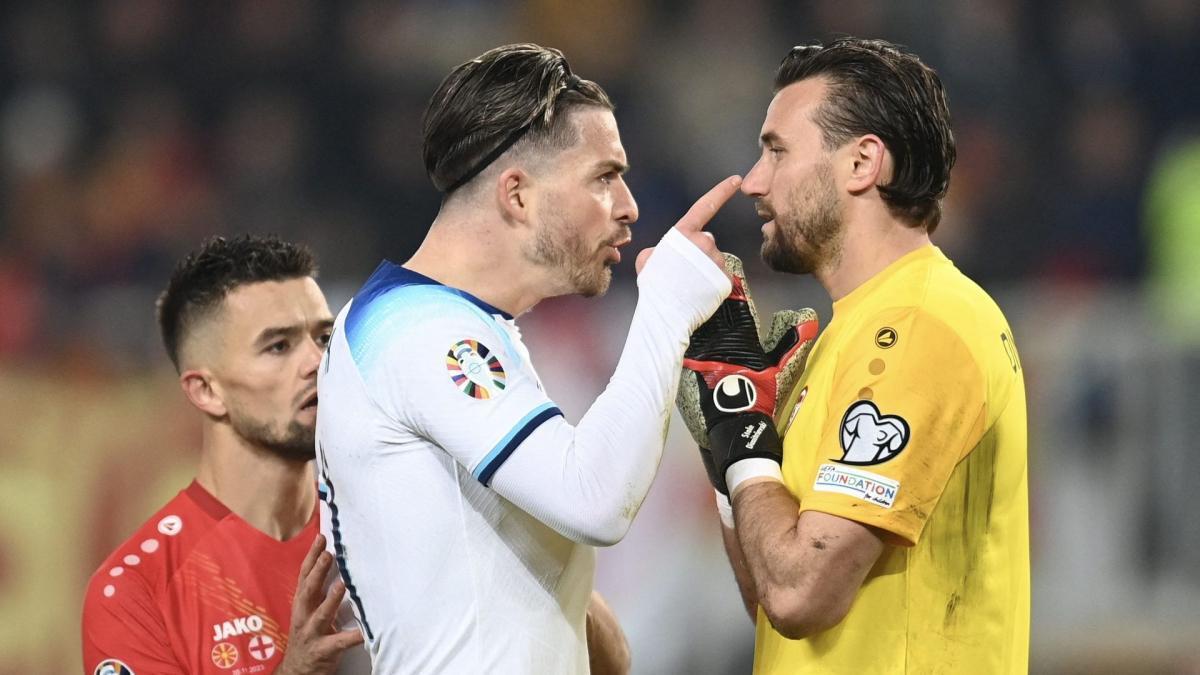 استول دیمیتریفسکی صحبت‌هایش را آغاز می‌کند