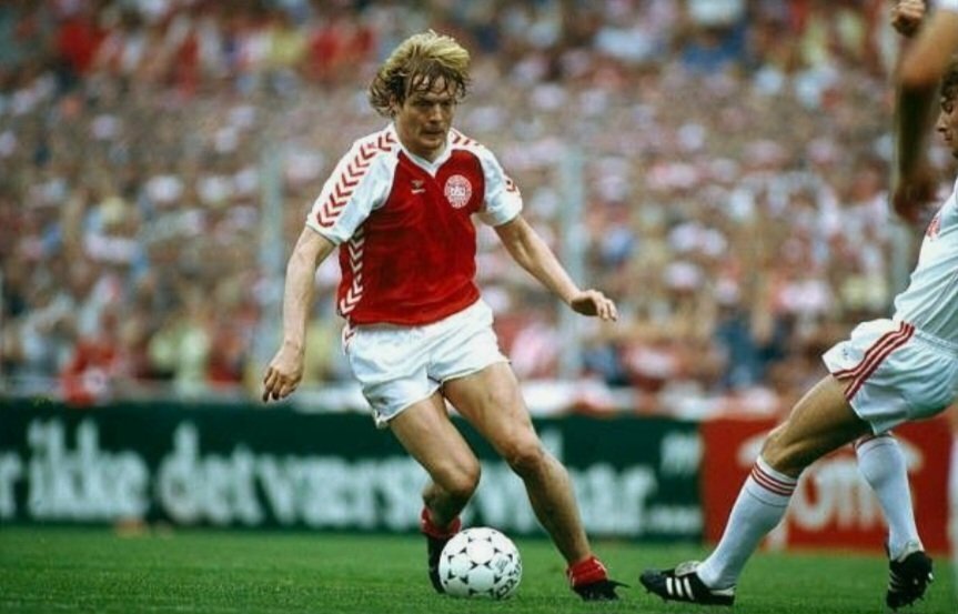 شگفتی‌های فوتبال... ستاره‌ای که دو بازی رسمی برای تیم ملی و باشگاهش را در یک روز و در دو کشور مختلف انجام داد