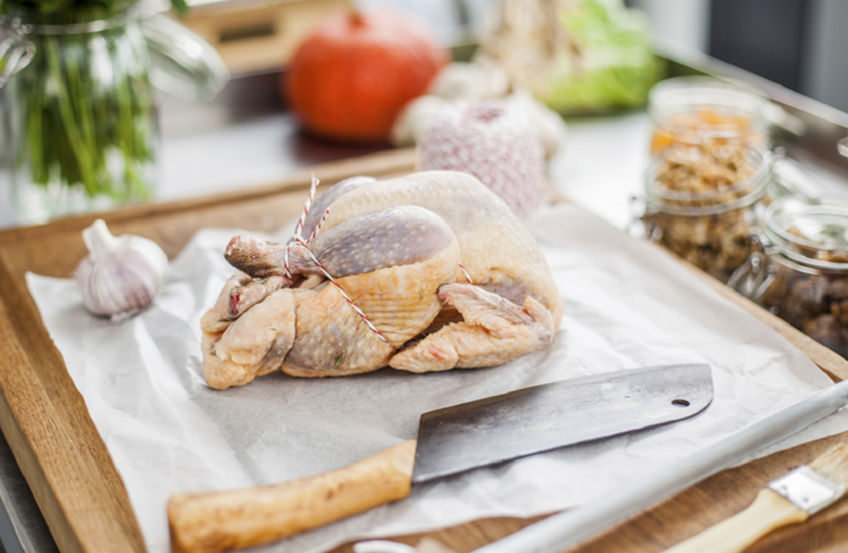 یک اشتباه رایج در پخت مرغ می‌تواند باکتری‌های کشنده را پخش کند