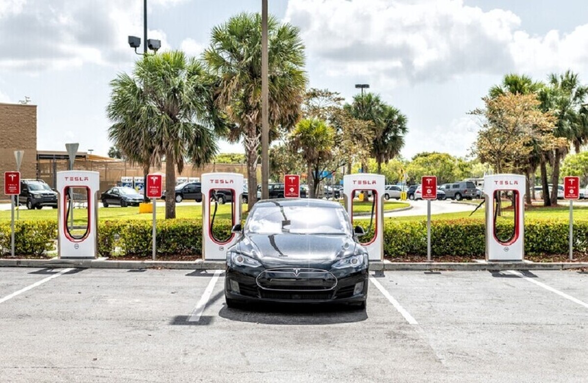 آتش‌سوزی در یک گاراژ نمایندگی خودرو در فرانسه، بیش از ۲۰ خودروی تسلا را در بر گرفت