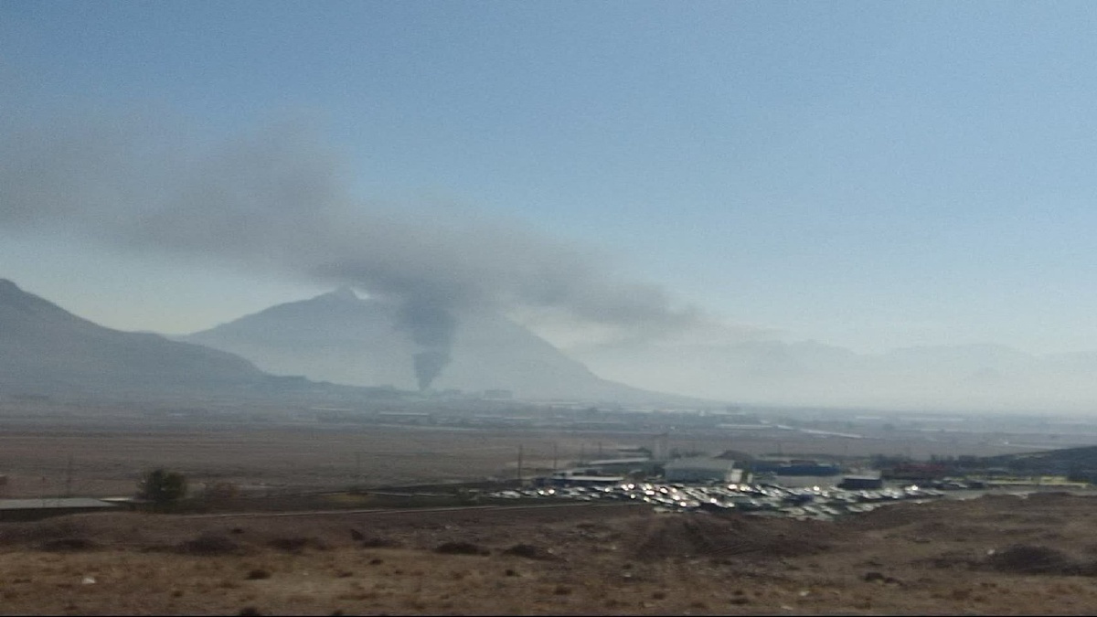 زبانه کشیدن شعله‌های آتش در انبار پلاستیک کارخانه برفاب شهرکرد