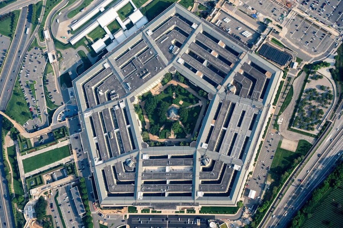 تابلو‌هایی با عنوان «وزارت جنگ» بر ساختمان پنتاگون آویزان شد