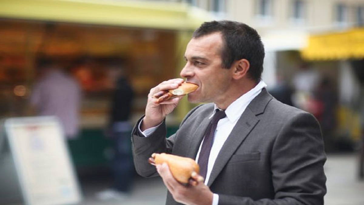 در زمان غذا خوردن باید ساکن باشید!