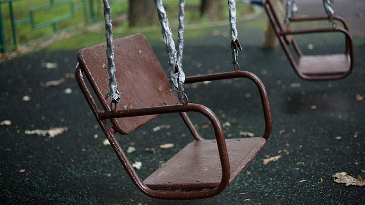 در ایالات متحده، مادری که مبتلا به اسکیزوفرنی بود، پسرش را به مدت ۴۴ ساعت تا زمان مرگش روی تاب هل داد.