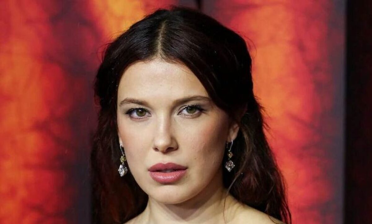 واکنش عجیب میلی بابی براون به درخواست لبخند زدن یک عکاس!