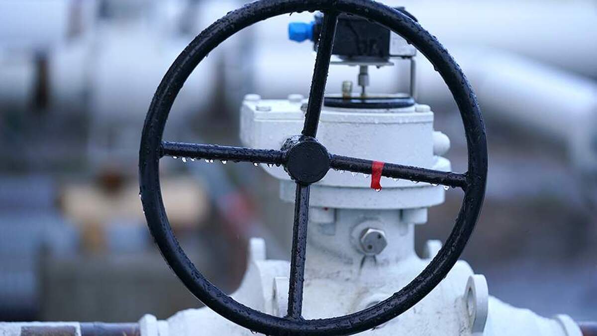 فایننشال تایمز از سفر‌های مقامات آمریکایی برای تبلیغ بنزین آمریکایی خبر داد.