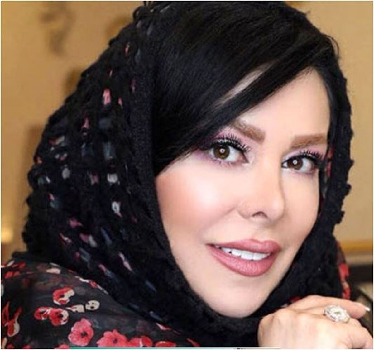 عکس هنری فلور نظری در حال قدم زنی در یک جنگل سرسبز/چقدر زیباست این منظره!