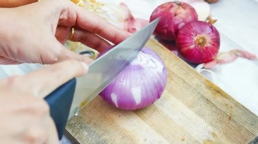 خداحافظی با اشکریختن موقع خرد کردن پیاز با یک راهکار علمی خداحافظی با اشکریختن موقع خرد کردن پیاز با یک راهکار علمی