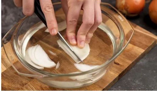 خداحافظی با اشکریختن موقع خرد کردن پیاز با یک راهکار علمی خداحافظی با اشکریختن موقع خرد کردن پیاز با یک راهکار علمی