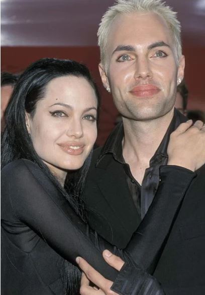 افشاگریها درباره بیماری آنجلینا جولی که بر اثر فشارهای روانی شکایت از برد پیت برایش بوجود آمد افشاگریها درباره بیماری آنجلینا جولی که بر اثر فشارهای روانی شکایت از برد پیت برایش بوجود آمد