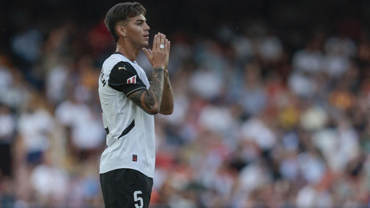 انزو بارنچا در را باز می‌کند