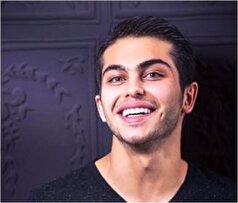 استایل تابستانی ارسلان قاسمی با پیراهن هاوایی اش وسط پاییز سوژه شد! +عکس