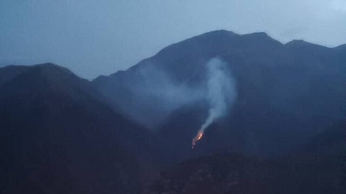 آتش به جان جنگل‌های مرزن آباد افتاد