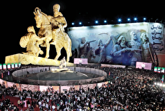 فرد زانو زده در مجسمه میدان انقلاب کیست؟