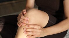 یک دکتر اولین علائم آرتریت روماتوئید را در مفاصل شناسایی کرد.