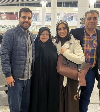 عکس دیده نشده از مادر با حجاب صحرا اسداللهی/ خانم بازیگر خوشحال‌ترین در کنار خانواده! +عکس