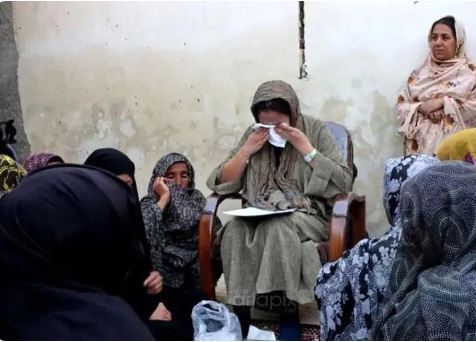 سفر کتایون ریاحی به مناطق محروم بندرعباس و گریه‌های از روی دلسوزی