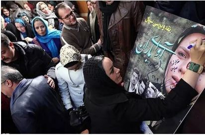 الهام چرخنده با دستبند طلای گران قیمت در حال امضای پوستر سریال «آوای باران» الهام چرخنده با دستبند طلای گران قیمت در حال امضای پوستر سریال «آوای باران»