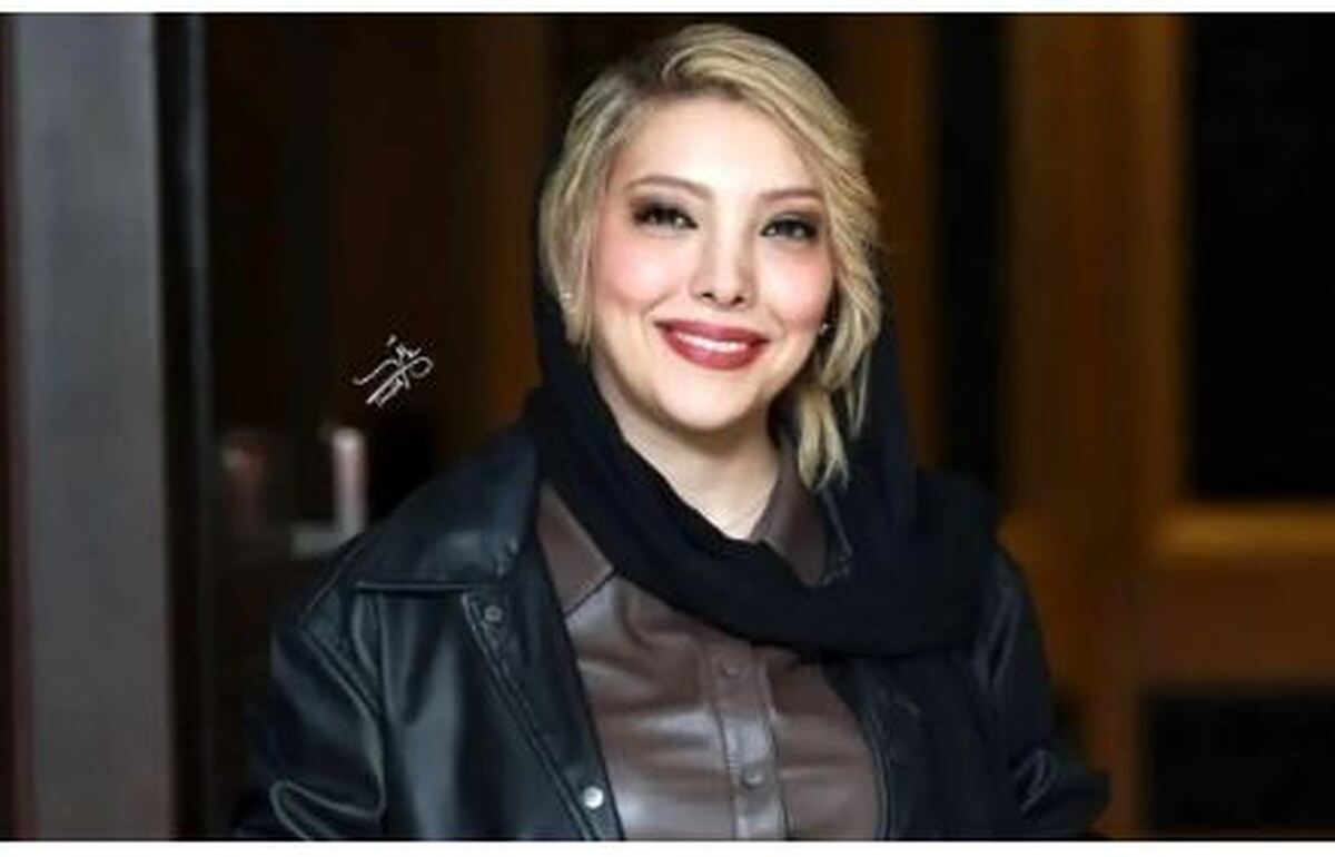 استایل منکراتی صدف اسپهبدی با دامن در یک جشنواره