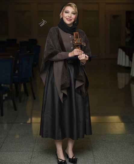 استایل منکراتی صدف اسپهبدی با دامن در یک جشنواره