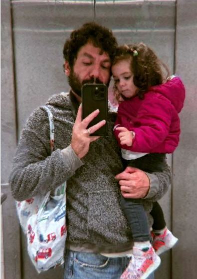 پدرانههای عباس غزالی بچه به بغل در آسانسور+عکس پدرانههای عباس غزالی بچه به بغل در آسانسور+عکس