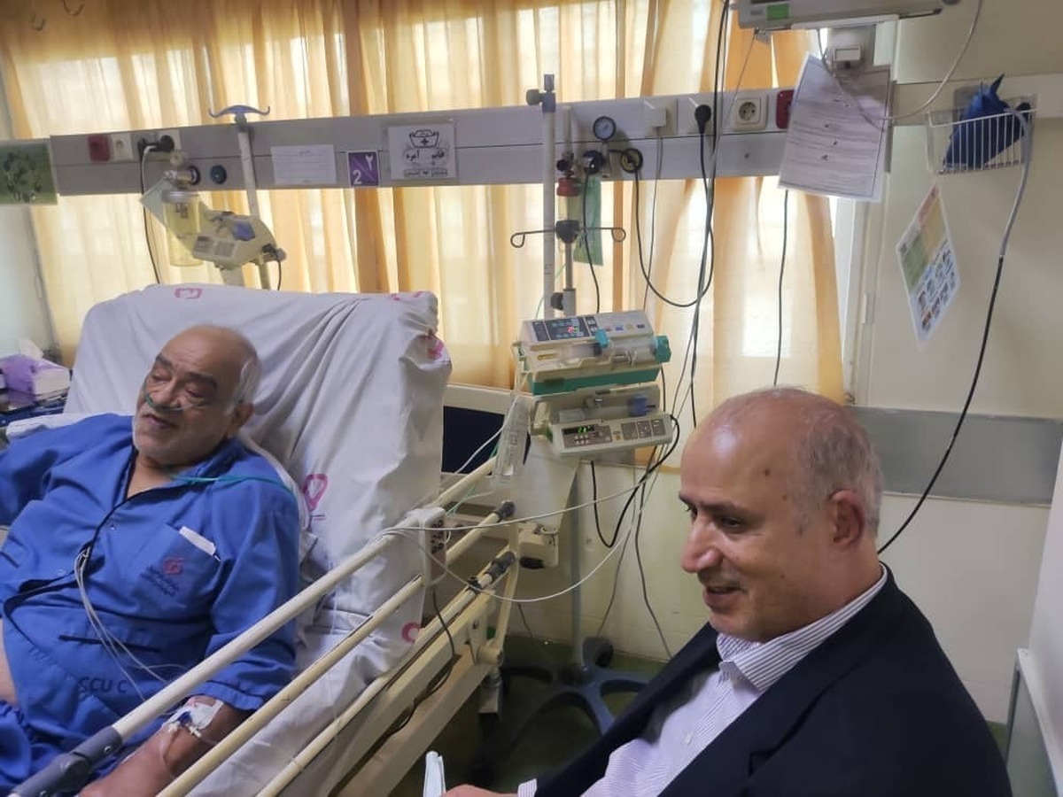 دیدار رئیس فدراسیون فوتبال با پیشکسوت جامعه داوری روی تخت بیمارستان