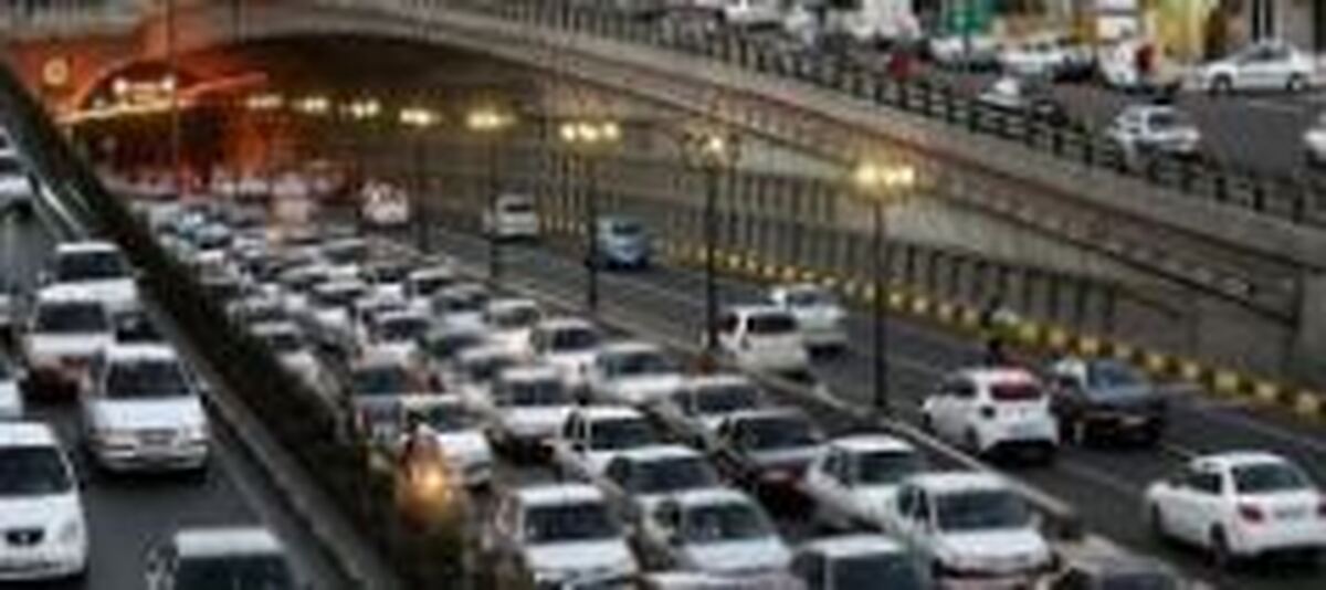 ترافیک پرحجم و سنگین در اکثر معابر و بزرگراه‌های شهر تهران