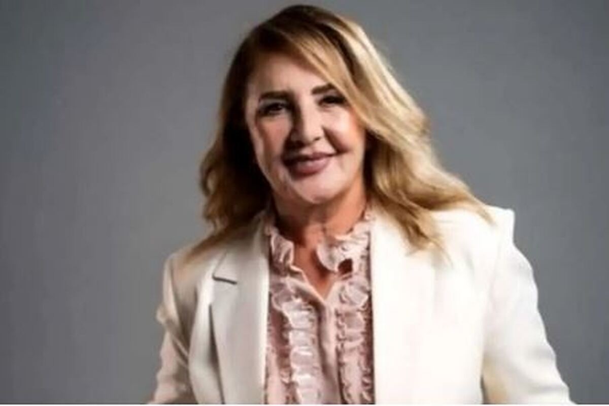 قایق سواری نوش‌آفرین روی دریاچه سد کرج در جوانی