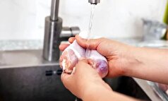 شستن مرغ باکتری‌ها را انتقال میدهد!