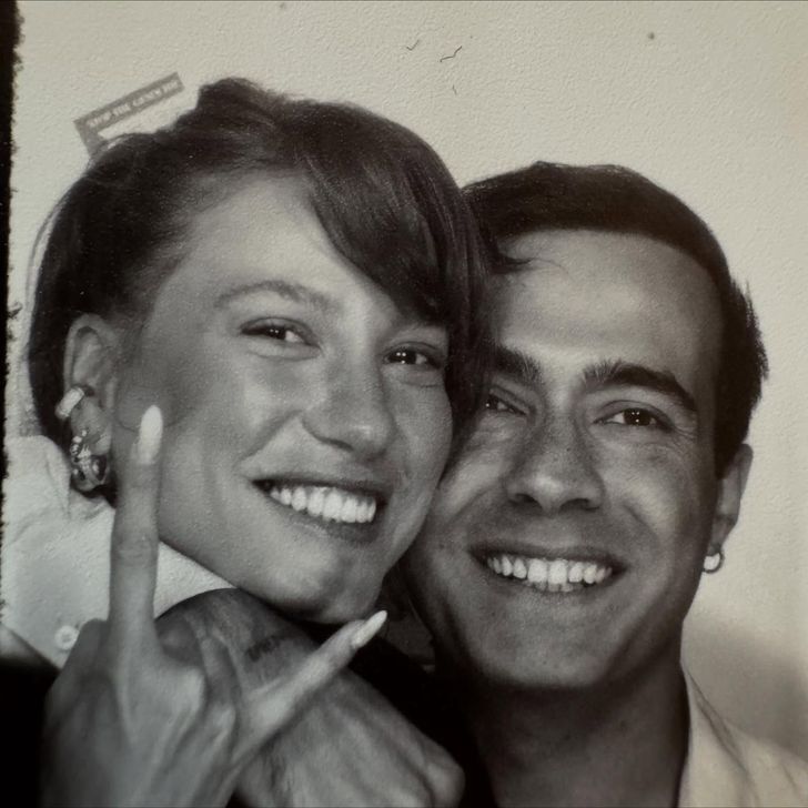 تصویر سیاه و سفید مرت دمیر و نامزدش فضای مجازی رو ترکوند