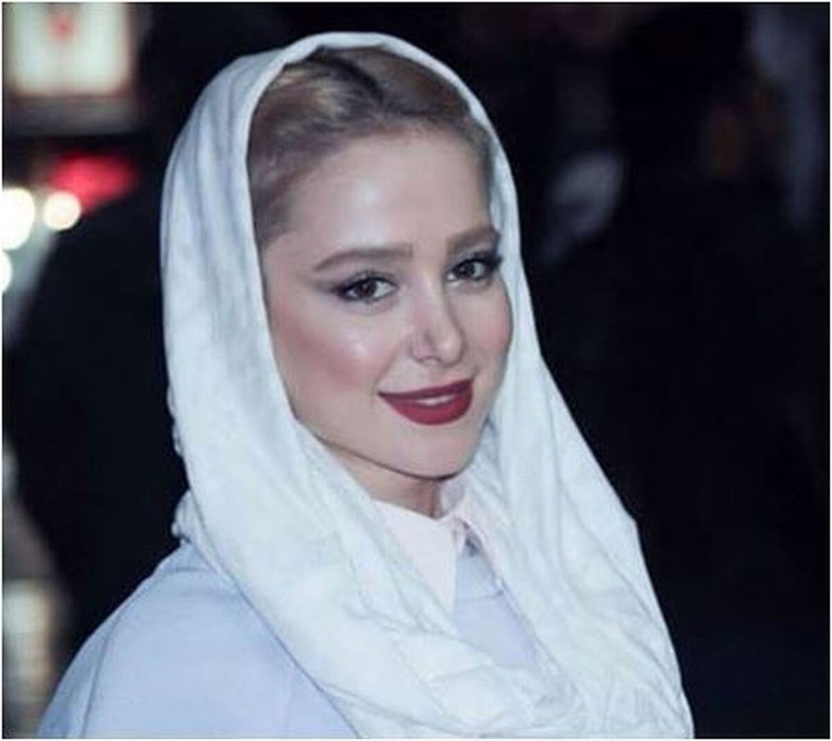 سلفی بامزه و خلاقانه الناز حبیبی در یک مغازه پر از نور! +عکس