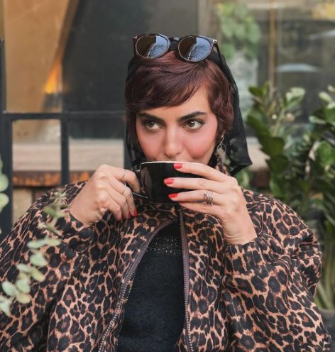 استایل الگانت مهشید جوادی در یک کافه دنج! +عکس
