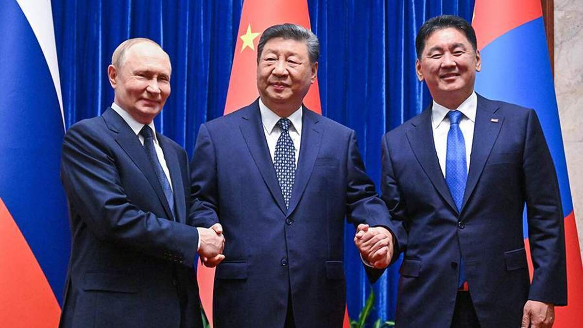 پوتین اظهار داشت که مسکو تأکید ویژه‌ای بر همکاری بین روسیه، مغولستان و چین دارد.