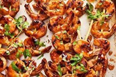 به سبک رستوران‌های معروف دریایی این سیخ کباب میگو فشفشه‌ای را درست کنید