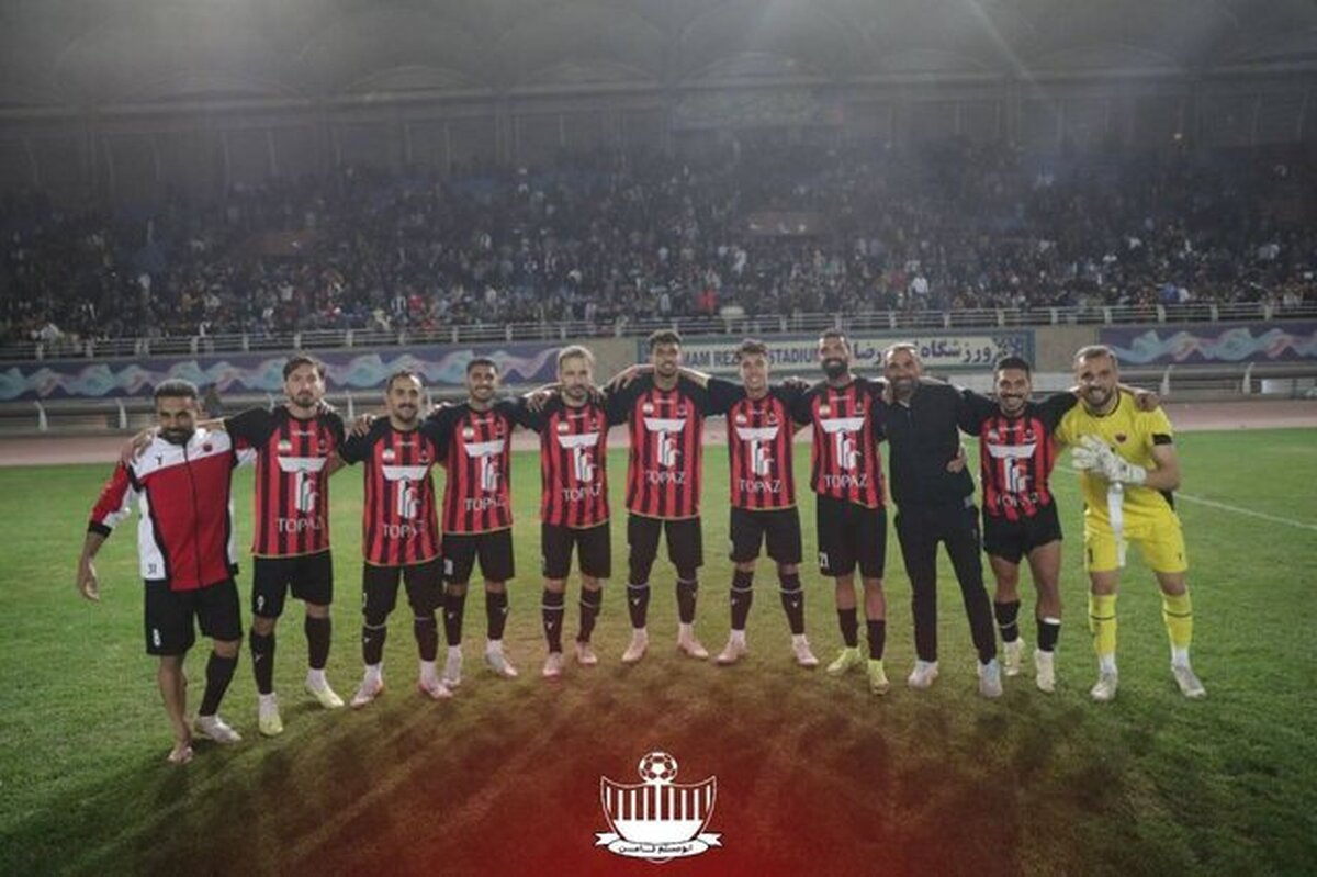 برد بزرگ ابومسلم در کنار هواداران مشهدی