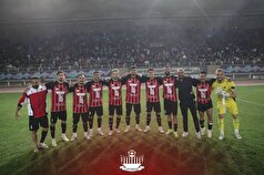 برد بزرگ ابومسلم در کنار هواداران مشهدی