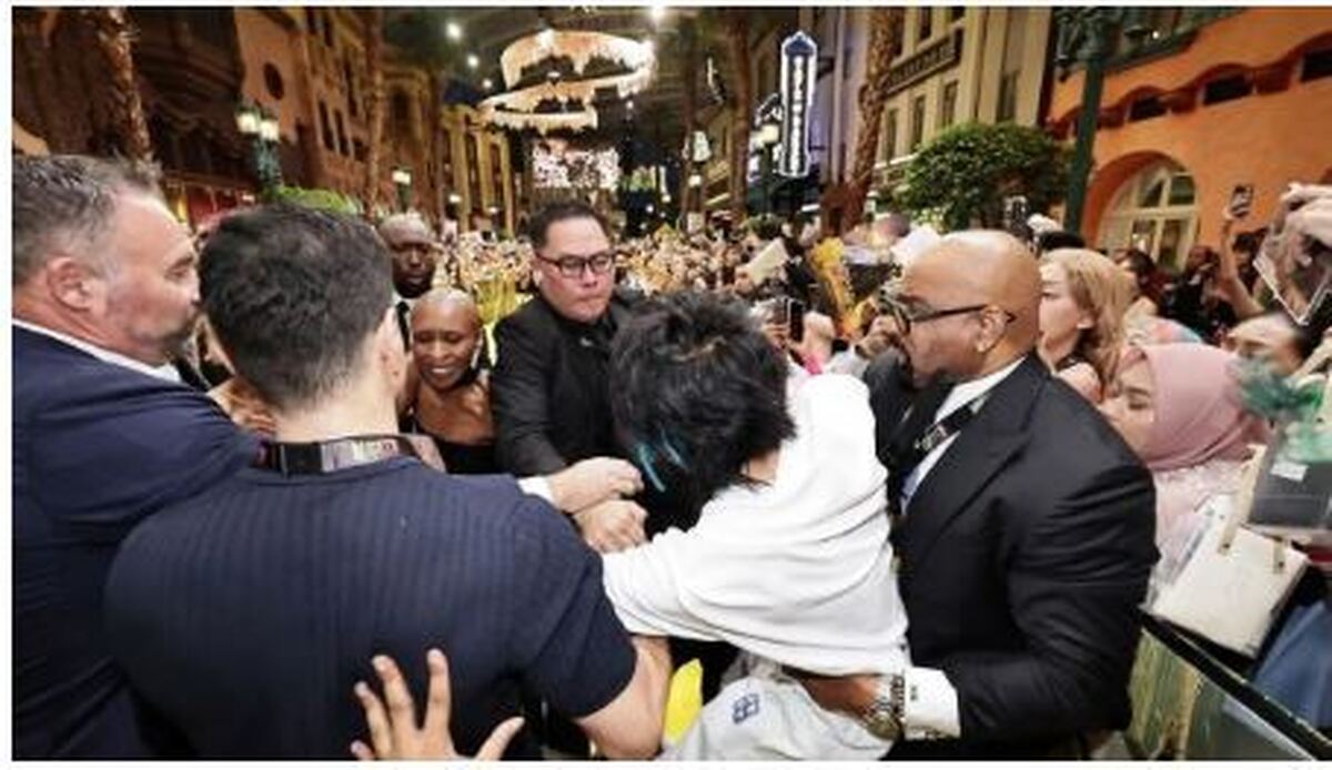 مردی که آریانا گراند را درآغوش گرفت زندانی شد