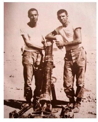 عکس یادگاری خسرو شکیبایی با یک اسلحه در دوران سربازی