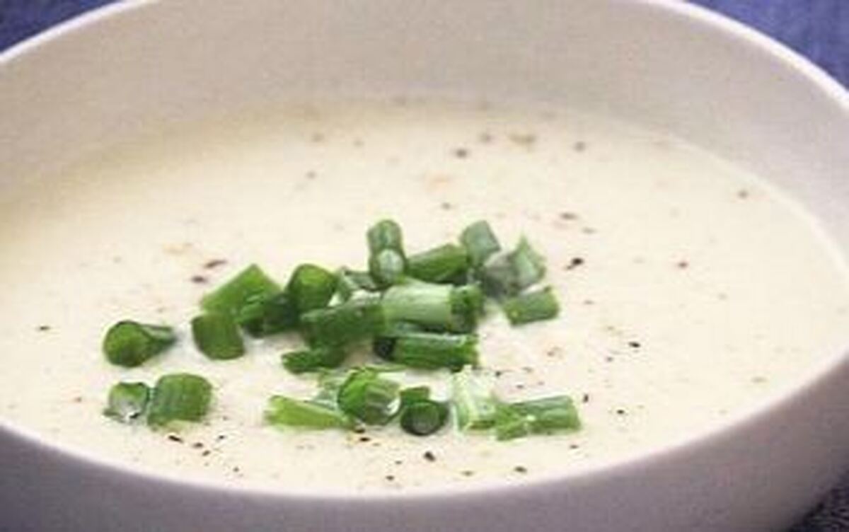 با چند قلم مواد اولیه ساده و کم هزینه این سوپ مجلسی گل کلم را آماده کنید